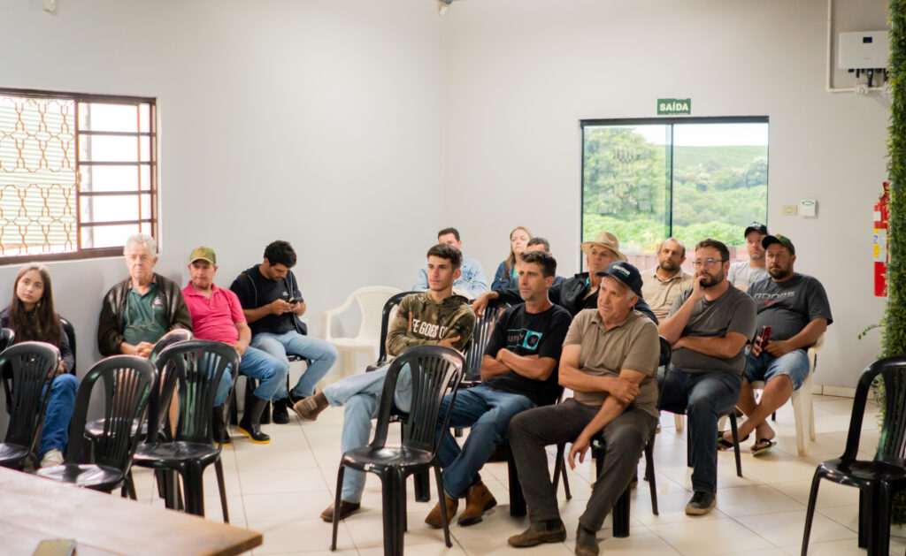 A APASCOFFEE realizou, no dia 30 de janeiro de 2026, às 15 horas, em terceira chamada, sua Assembleia Geral Ordinária, na sede da cooperativa. O encontro reuniu cooperados e cooperadas em um importante momento de transparência, decisões coletivas e fortalecimento da governança da instituição. Durante a Assembleia, foi apresentado e aprovado o Relatório de Gestão 2025, juntamente com o Balanço Geral da cooperativa e o demonstrativo das sobras ou perdas apuradas no exercício. Na sequência, os cooperados deliberaram sobre a destinação das sobras ou o rateio das perdas, conforme previsto no estatuto, com a devida destinação aos fundos obrigatórios. Também foi realizada a apresentação e aprovação do Relatório do PDCJ referente ao ano de 2025, além da apresentação e aprovação do planejamento do PDCJ para 2026, reforçando o compromisso da cooperativa com o planejamento e o desenvolvimento sustentável de suas atividades. Outro ponto de destaque da Assembleia foi a eleição e posse dos novos membros do Conselho Fiscal, fortalecendo ainda mais a estrutura de fiscalização e transparência da APASCOFFEE. A diretoria destacou que a Assembleia é um espaço democrático e essencial, onde o cooperado participa ativamente das decisões e contribui para a construção do futuro da cooperativa. A participação dos cooperados foi considerada fundamental para o sucesso do encontro e para o fortalecimento da APASCOFFEE.